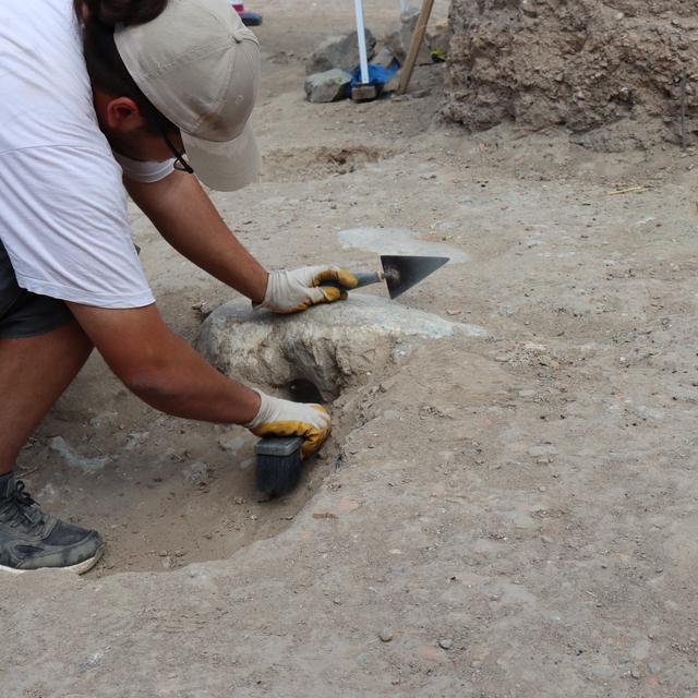 İznik Roma Tiyatrosu'nda mermer döşemeli yollar ve kanalizasyon hattı bulun...