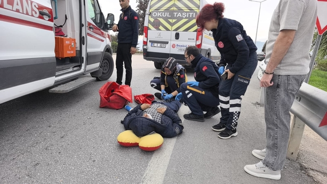 Servis minibüsünün çarptığı yaya ağır yaralandı