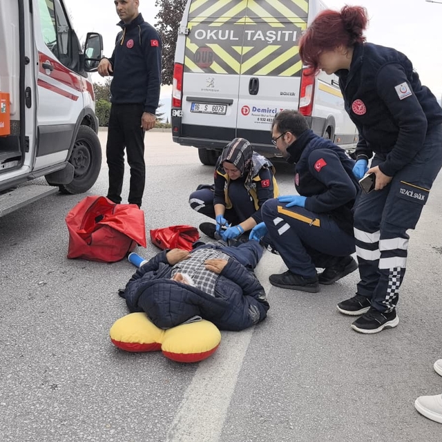 Servis minibüsünün çarptığı yaya ağır yaralandı