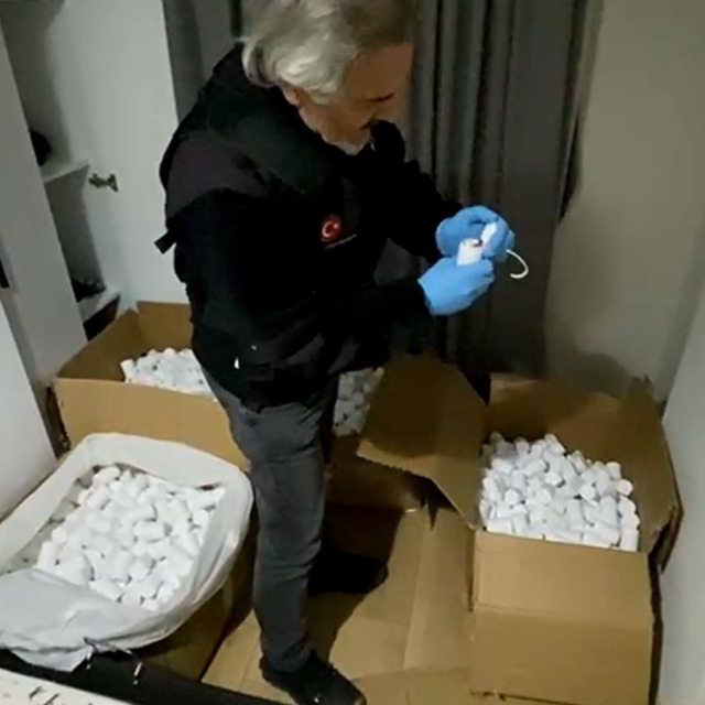 Evlerinde 103 bin hap ele geçirilen 5 şüpheliye gözaltı