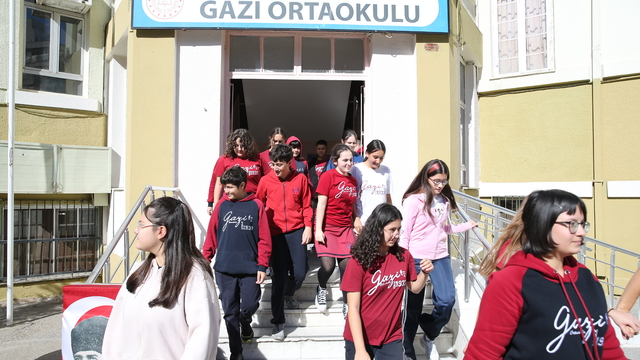 İzmir ve çevre illerde okullarda afetlere karşı eş zamanlı tatbikat yapıldı