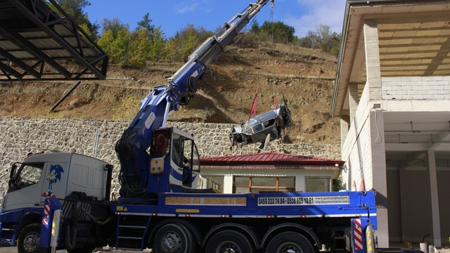 Gümüşhane'de uçuruma yuvarlanan otomobil sürücüsü yaralandı