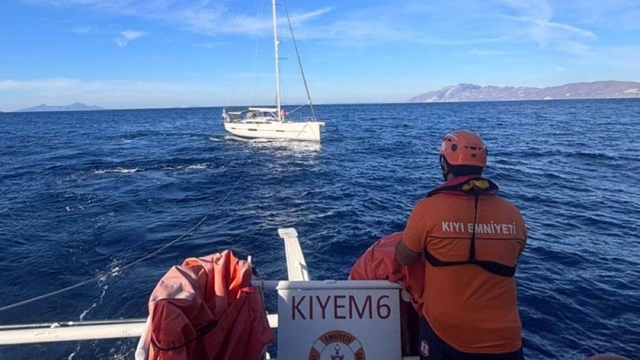 Muğla açıklarında sürüklenen yelkenli tekne kurtarıldı