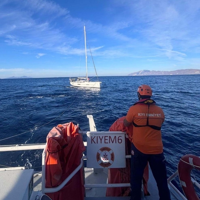 Muğla açıklarında sürüklenen yelkenli tekne kurtarıldı