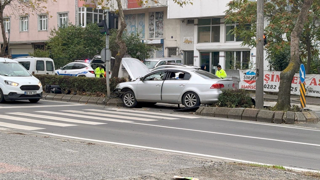 Alkollü sürücü, yaya geçidinin olduğu noktada otomobiliyle refüje çarptı