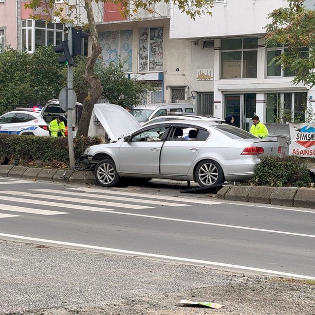 Alkollü sürücü, yaya geçidinin olduğu noktada otomobiliyle refüje çarptı