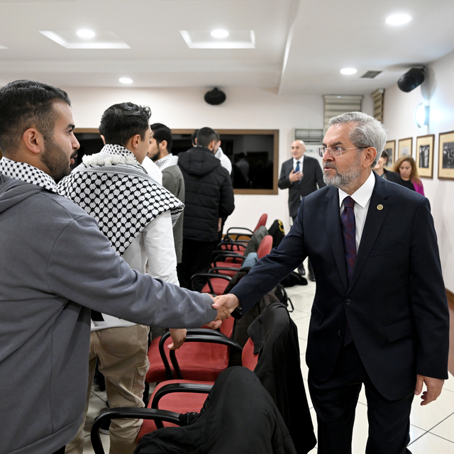 AÜ Rektörü Ünüvar, üniversitedeki Filistinli öğrencilerle bir araya geldi: