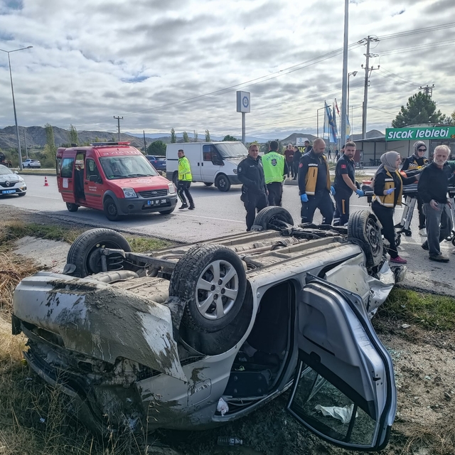 Çorum'da devrilen otomobildeki 2 kişi yaralandı