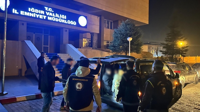 Hafif ticari aracın bagajından 10 kaçak göçmen çıktı