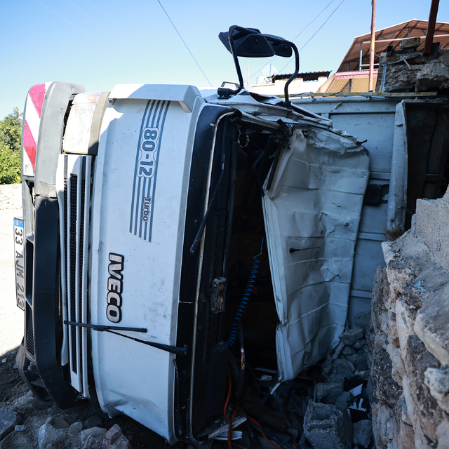 Mersin'de evin deposuna çarpan kamyondaki 2 kişi yaralandı