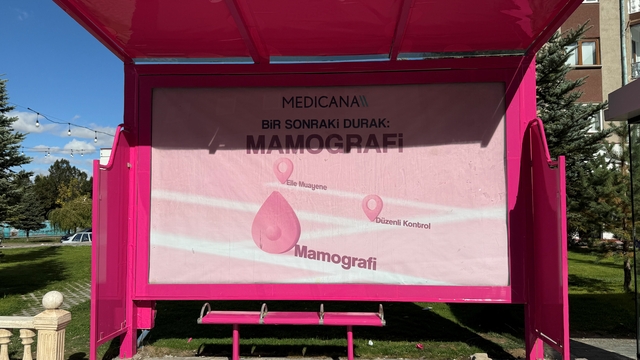 Sivas'ta otobüs durakları pembe renkle kaplandı