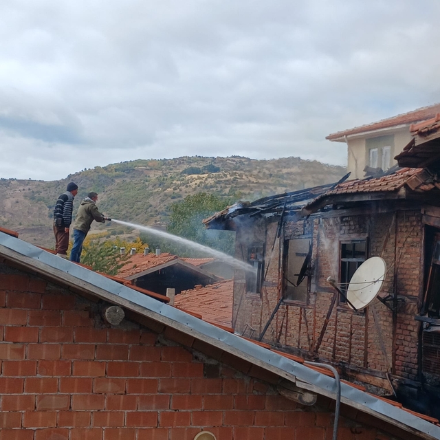 Oğuzlar'da yanan ev kullanılamaz hale geldi