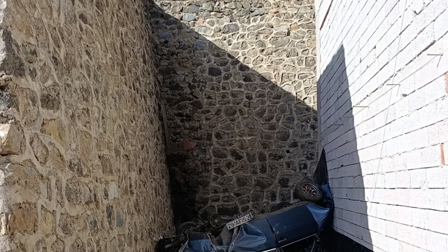 Otomobil istinat duvarını aşıp belediye otoparkına düştü