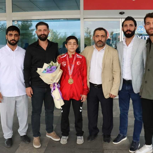 Balkan şampiyonu milli güreşçi Mehmet Esat Dedeoğlu, Şanlıurfa'da törenle k...