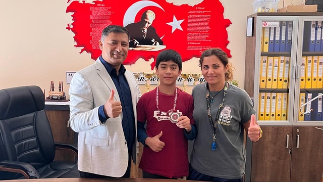 Hatay'da ortaokul öğrencisi turnuvada kazandığı para ödülünü Gazze'ye bağışladı