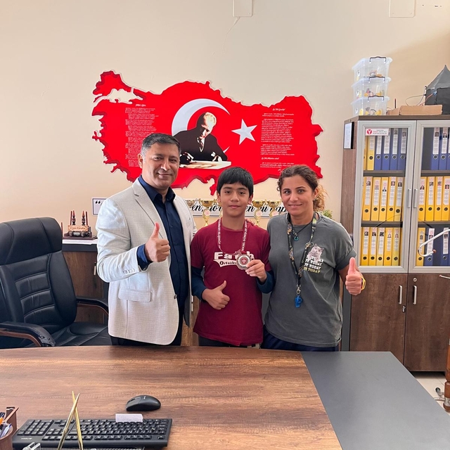 Hatay'da ortaokul öğrencisi turnuvada kazandığı para ödülünü Gazze'ye bağış...