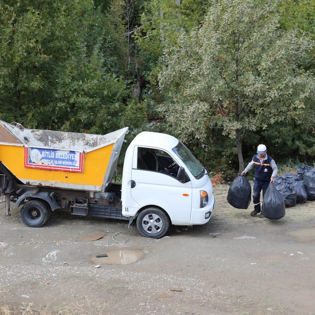 Bitlis'te gençler, derenin etrafındaki çöpleri topladı