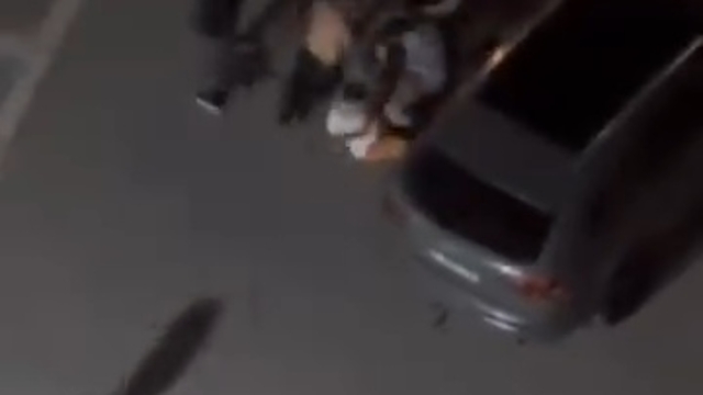 Komşuların tekmeli-yumruklu kavgası kamerada