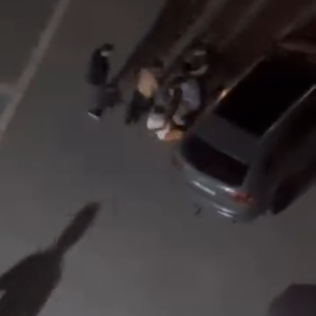 Komşuların tekmeli-yumruklu kavgası kamerada