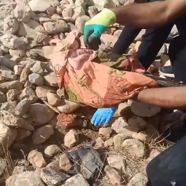 Tarlada taş ve tezek yığını arasına gizlenen silah ve uyuşturucu ele geçiri...