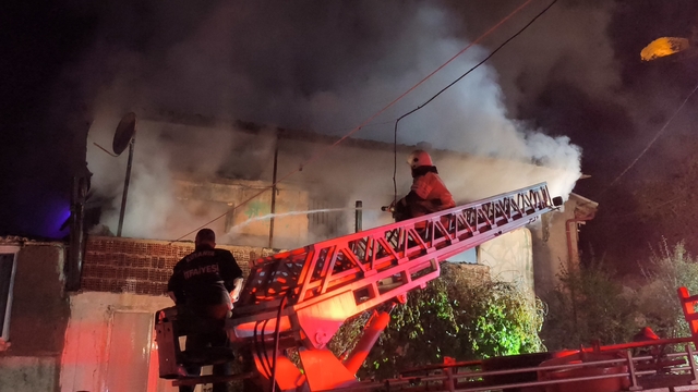 Kütahya'da ahşap evde çıkan yangın söndürüldü