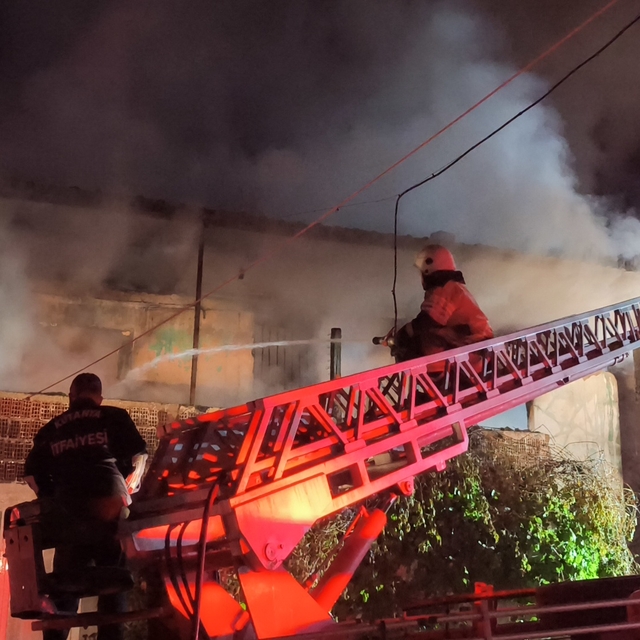 Kütahya'da ahşap evde çıkan yangın söndürüldü