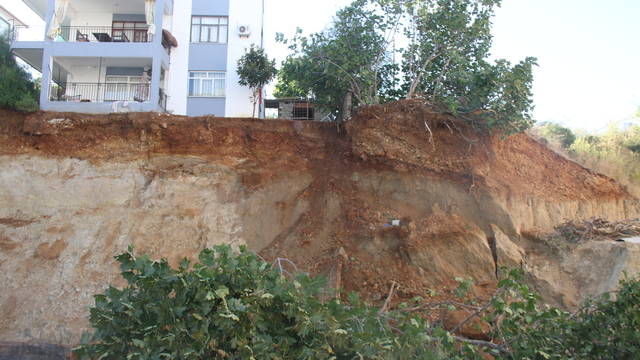 Antalya'da göçük meydana gelen inşaat mühürlendi