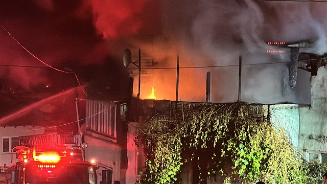 2 katlı binanın çatı katı yandı