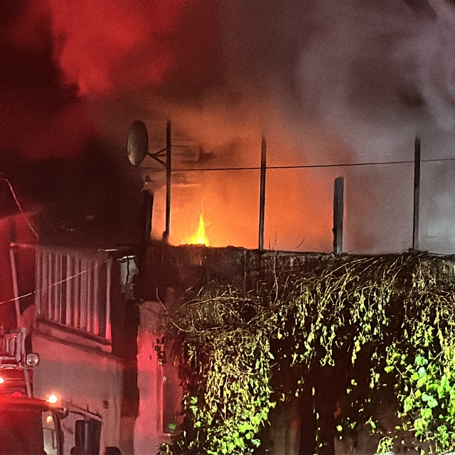 2 katlı binanın çatı katı yandı