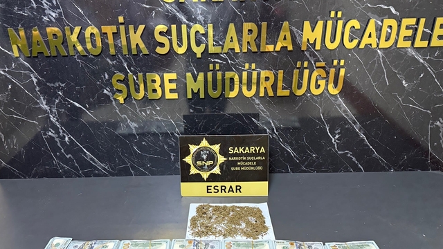 Sakarya'da uyuşturucu operasyonunda İstanbul'da kuyumcudan çalınan 130 bin dolar ele geçirildi