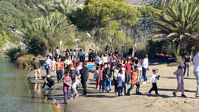 Demre'de öğrenciler plajda çöp topladı