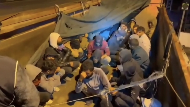 Hatay'da TIR'dan 28 kaçak göçmen çıktı