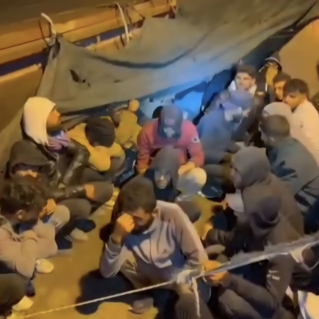 Hatay'da TIR'dan 28 kaçak göçmen çıktı