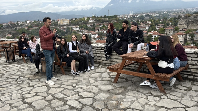 Karabük'te iletişim fakültesi öğrencileri fotoğrafçılık dersini Safranbolu Tarihi Çarşı'da işledi