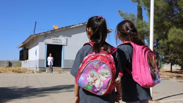 2 öğrencinin eğitim gördüğü okulda hem öğretmenlik hem arkadaşlık yapıyor