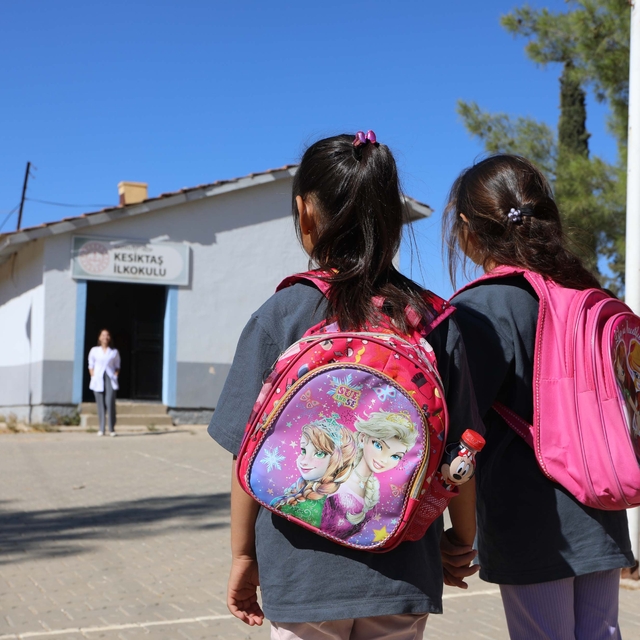 2 öğrencinin eğitim gördüğü okulda hem öğretmenlik hem arkadaşlık yapıyor
