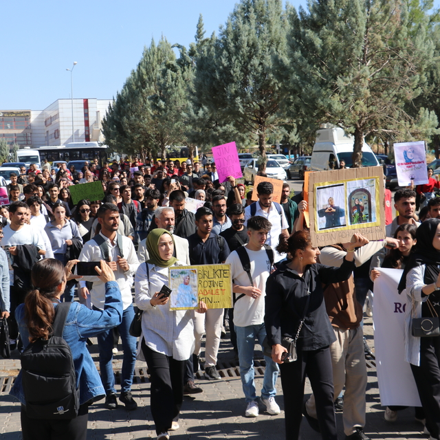 Rojin Kabaiş için yapılan yürüyüşte, üniversite öğrencisine otomobil çarptı...