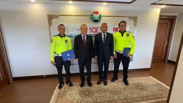 Tünelde arızalanan beton mikserini, Cumhurbaşkanı konvoyunun geçişi öncesi fark edip önlem alan polislere ödül