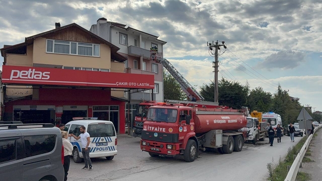 Sakarya'da 3 katlı binanın çatı kısmında çıkan yangın söndürüldü
