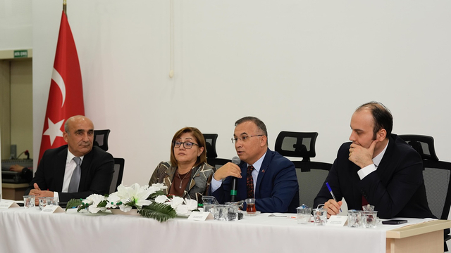 Vali Çeber ile Büyükşehir Belediye Başkanı Şahin, Arabanlı muhtarla buluştu