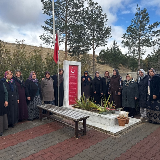 Kalfatlı kadınlar şehit Uhud Kadir Işık'ın kabrinin bakımını yaptı