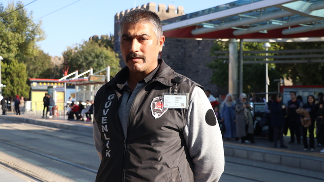 Tramvayın altında kalmaktan güvenlik görevlisi kurtardı; o anlar kamerada (2)