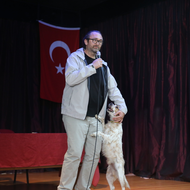 Senarist Arıkoğlu, köpeği "Şeker" ile katıldığı söyleşilerde evcil hayvanla...