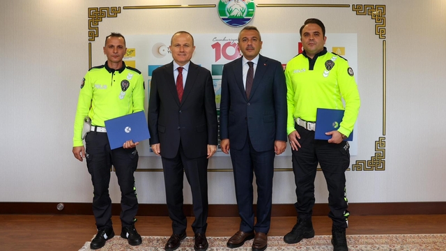 Rize Valisi Baydaş'tan tünelde olası kazayı önleyen trafik ekibine başarı belgesi