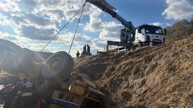 Eskişehir'de devrilen iş makinesinin operatörü yaralandı