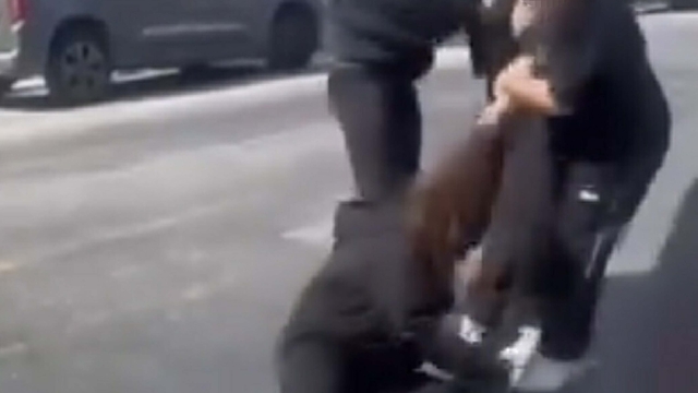 Çanakkale'de liseli 2 kız öğrenci okul çıkışında kavga etti; o anlar kamerada