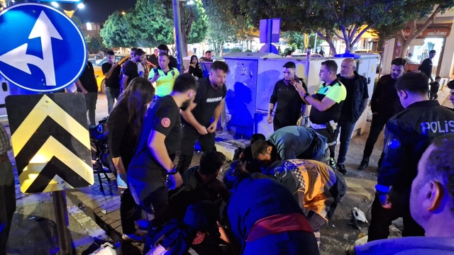 Mersin'de hafif ticari araç ile çarpışan motosikletteki 2 kişi yaralandı