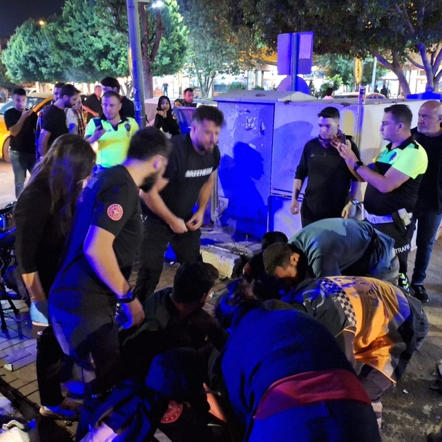 Mersin'de hafif ticari araç ile çarpışan motosikletteki 2 kişi yaralandı