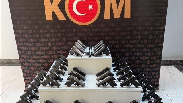 Uşak'ta yolcu otobüsünde 55 ruhsatsız tabanca ele geçirildi