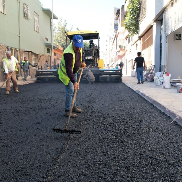 Akdeniz Belediyesi ekipleri sokakları asfalt ve kaldırım çalışmasıyla yenil...